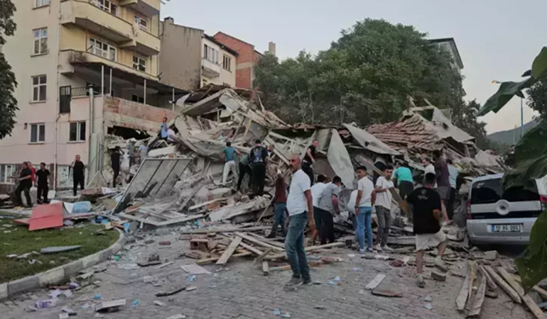 Depremde yıkılan binalar, ölü ve yaralılar var
