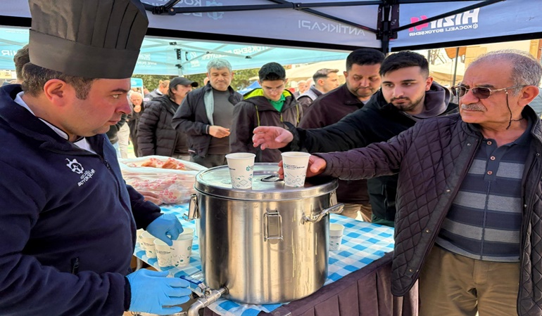 Depremlerde hayatlarını kaybedenlerin anısına İzmit’te çorba ikram edildi