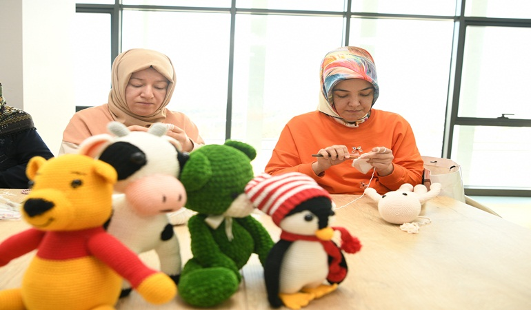 Depremzede çocuklar için örüyorlar