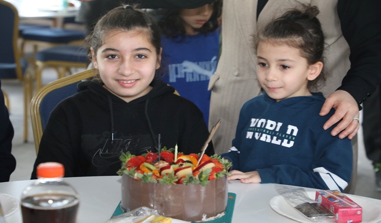 Depremzede Yaren’e doğum günü sürprizi