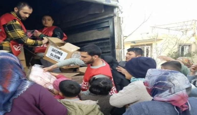 Depremzedelere yardım dağıtanlar gözaltına alındı