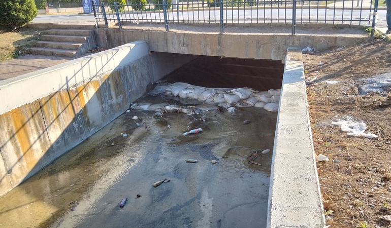 Dere içine bu çuvalları kim attı?