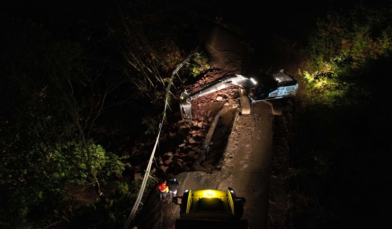 Dere taşkınında zarar gören yol yeniden ulaşıma açıldı