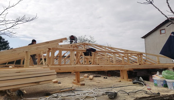 Derince Belediyesi yangın mağduru ailenin yanında