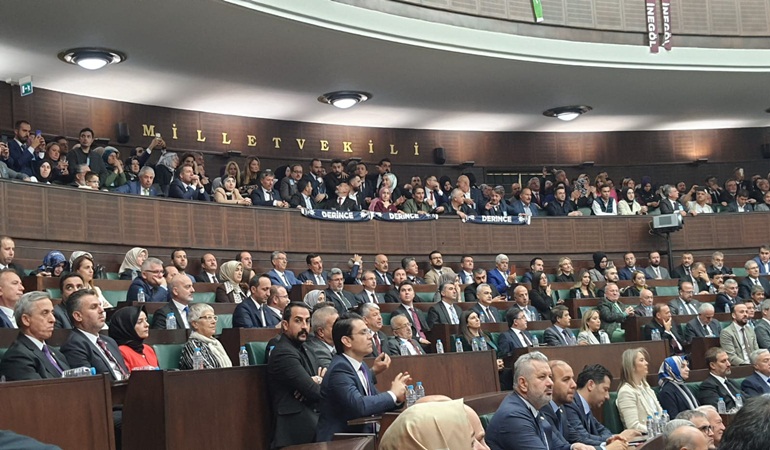 Derince burada, reisinin yanında!