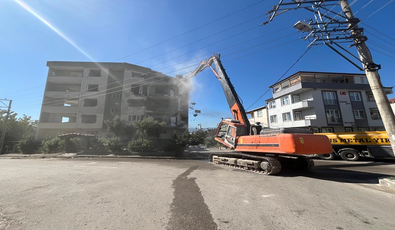 Derince’de 1999 depreminde ağır hasar gören bina 2025’de yıkılıyor