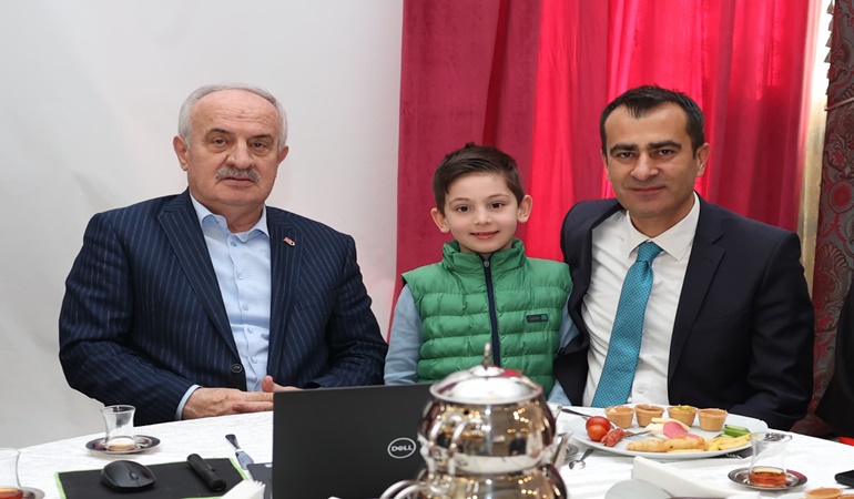 Derince’de aday gösterilmeyen Zeki Aygün, İbrahim Şirin’e başarılar diledi 