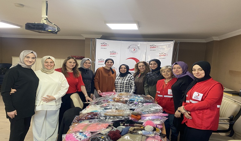 Derince’de AKP’li kadınlardan Kızılay’a ziyaret