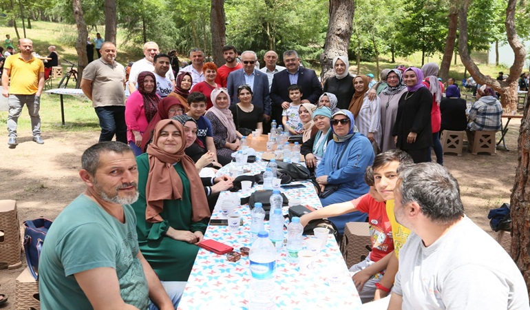 Derince’de AKP’liler piknikte buluştu