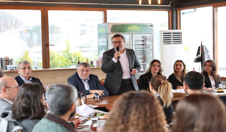 Derince’de Başkan Gökçe firma yetkilileri ile bir araya geldi