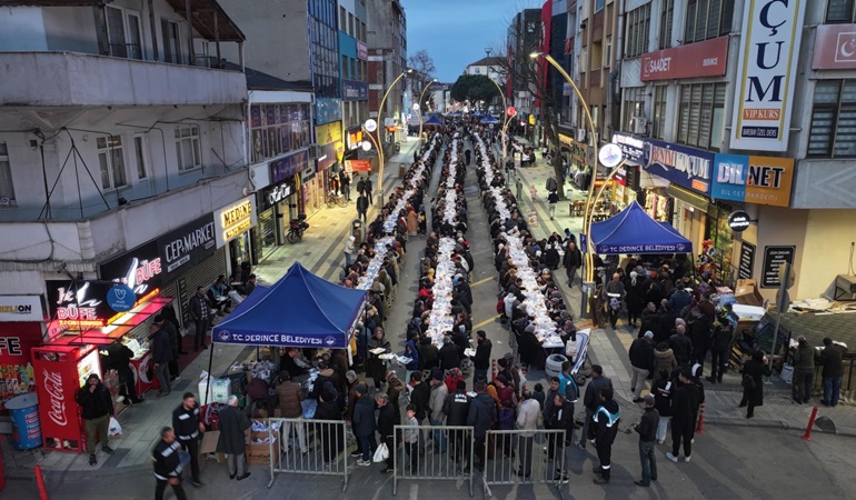 Derince’de binlerce kişi aynı sofrada buluştu