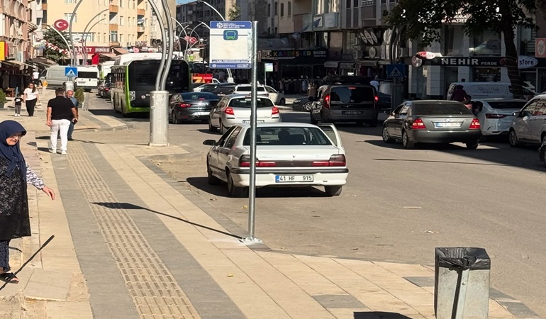 Derince’de bitmeyen yol çalışması!