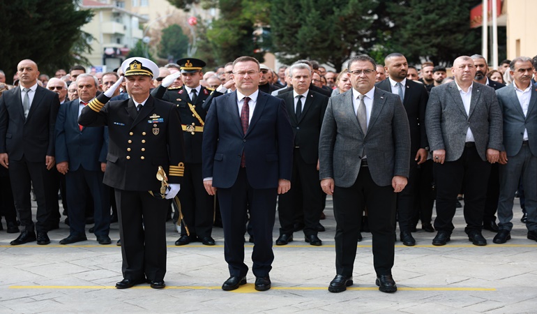 Derince’de Cumhuriyet coşkusu Atatürk Anıtına çelenk sunumu ile başladı