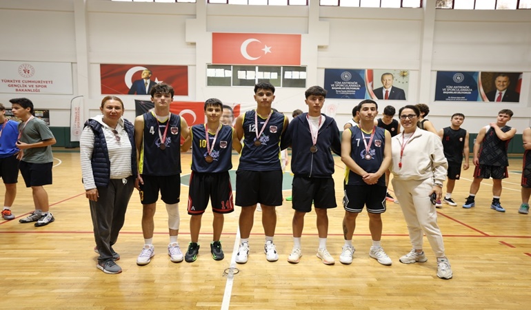 Derince’de Cumhuriyet coşkusu sporla taçlandı