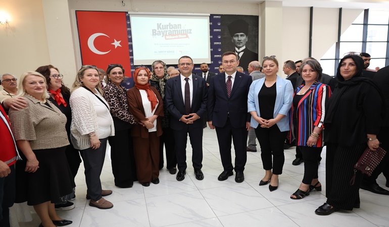 Derince’de de bayram geldi, yüzler güldü!