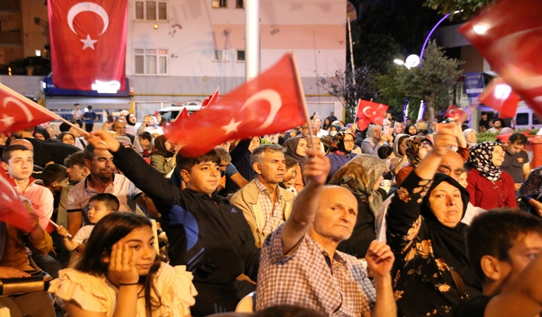 Derince’de demokrasi nöbeti