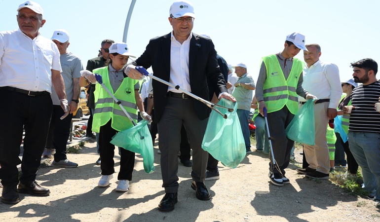 Derince’de denizden kıyıya uzanan temizlik çalışmaları