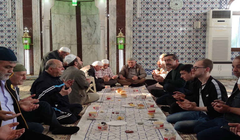 Derince'de durmak yok, camilerde sofra kurmaya devam!