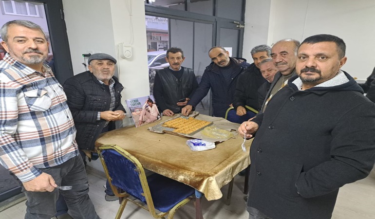 Derince’de Ferdi Tayfur’un ruhu için tatlı dağıtıldı