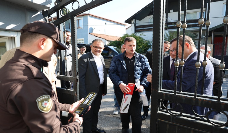 Derince’de güvenlik için 55 okula dedektör cihazı desteğinde bulunuldu