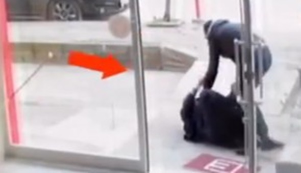 Derince’de hastaya saldırılan eczanede akla ziyan afiş