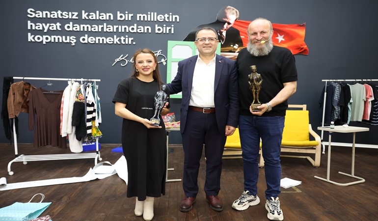 Derince’de kahkaha ve sanat aynı sahnede buluştu