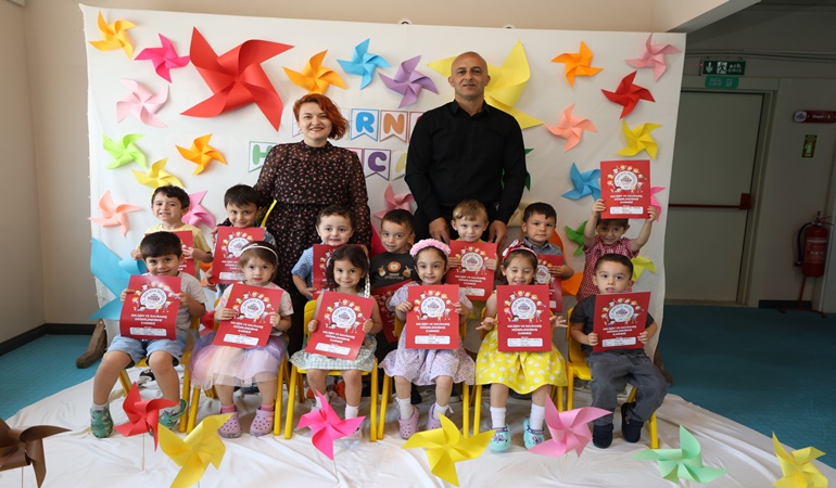 Derince’de minik yüreklerin karne sevinci
