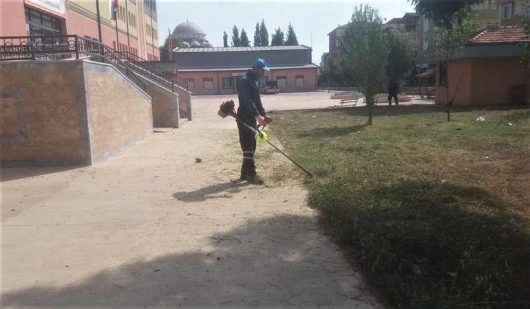 Derince’de okul bahçeleri pırıl pırıl