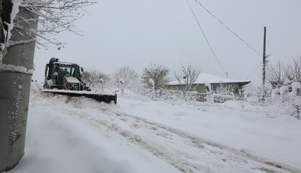 Derince’de yoğun kar mesaisi sürüyor