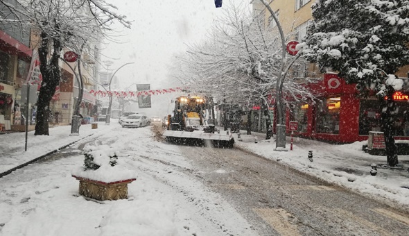 Derince’de yoğun kar mesaisi