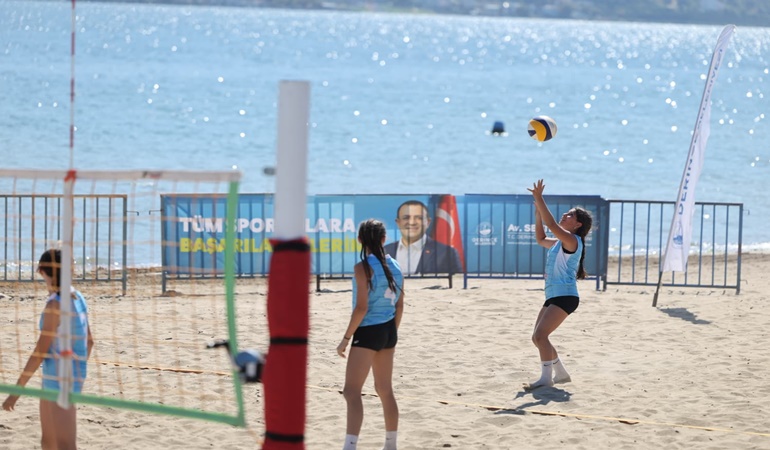 Derince’deki plaj voleybolunda start verildi
