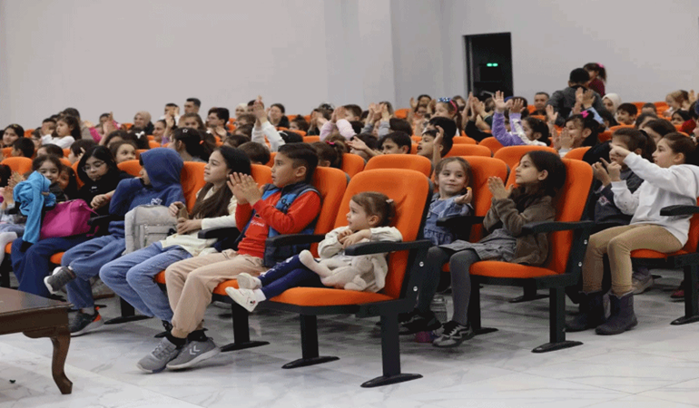 Derince’deki tiyatro gösterisinde minikler salonu doldurdu