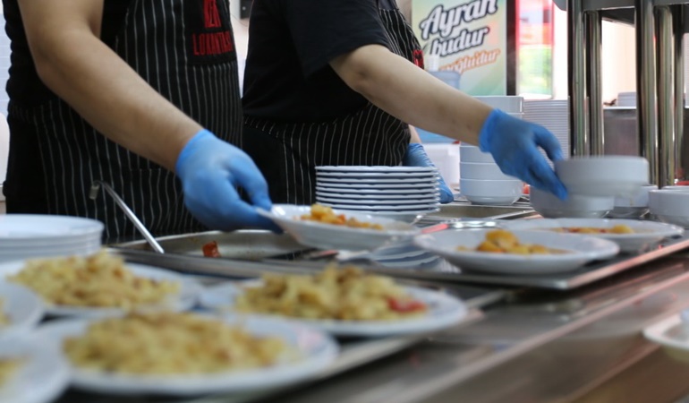 Derince Kent Lokantası'nda iftarda yemekler ücretsiz 