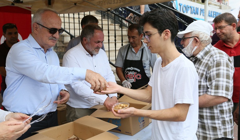 Derince Kent Meydanı’nda aşure ikramı