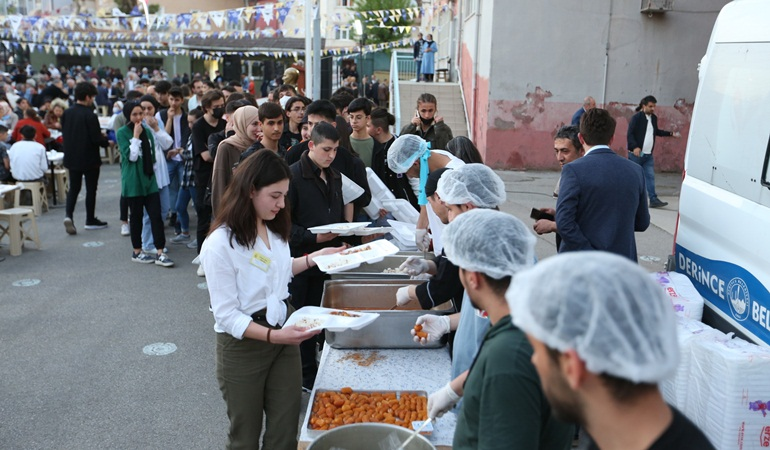 Derince Lisesi mezunları iftarda buluştu