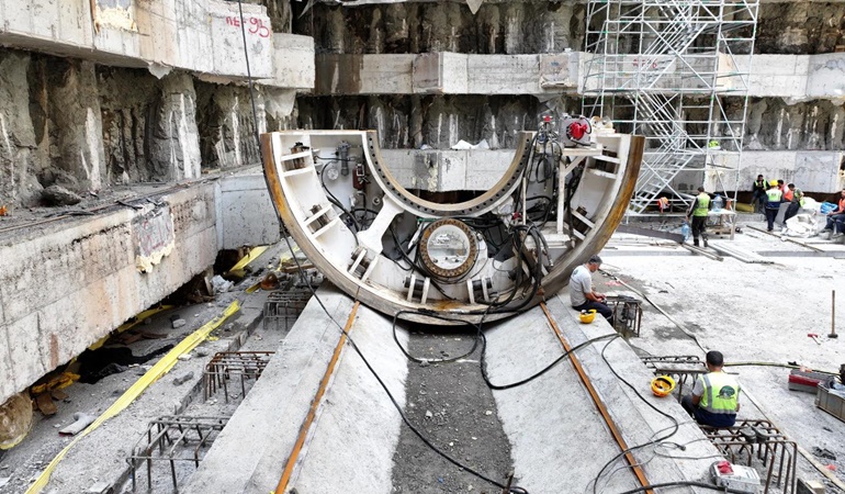 Derince yönüne doğru da metro tüneli açmak için kollar sıvandı