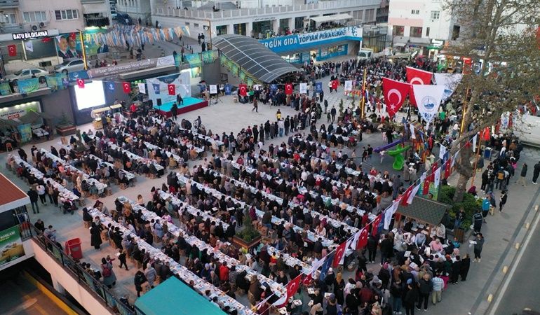 Derinceliler İftarda Kent Meydanı'na sığmadı