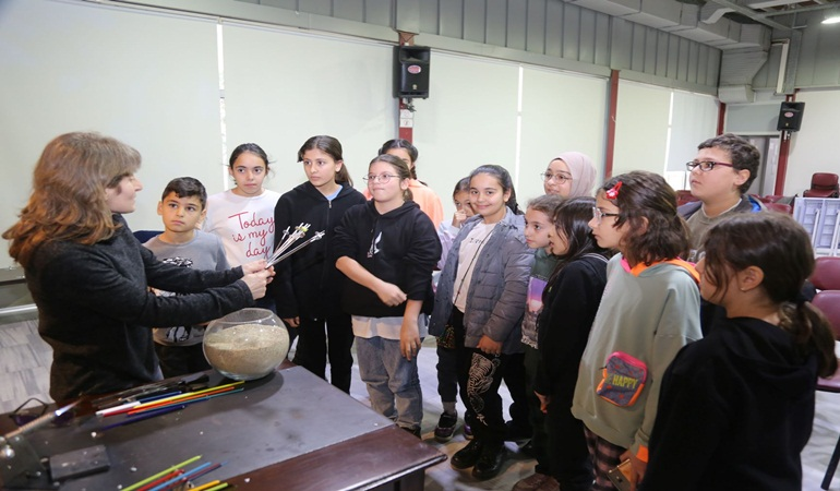Ders zili etkinlikleri alevde cam boncuk yapımı ile sürüyor