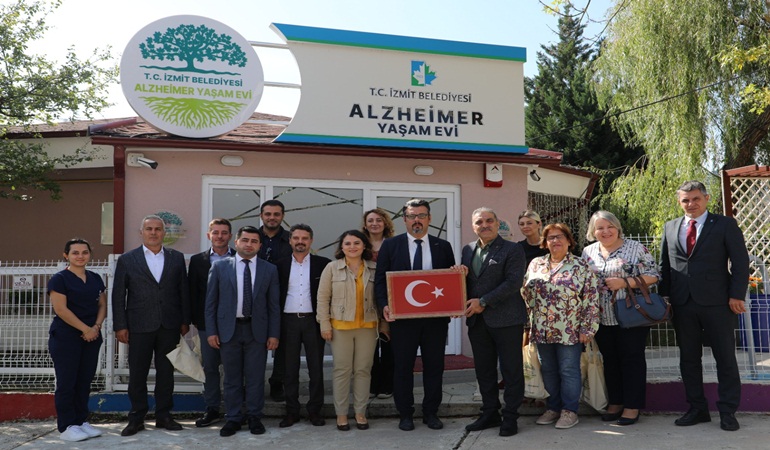 DEVA Partisi İl Yönetimi Alzheimer Yaşam Evi’ni gezdi 