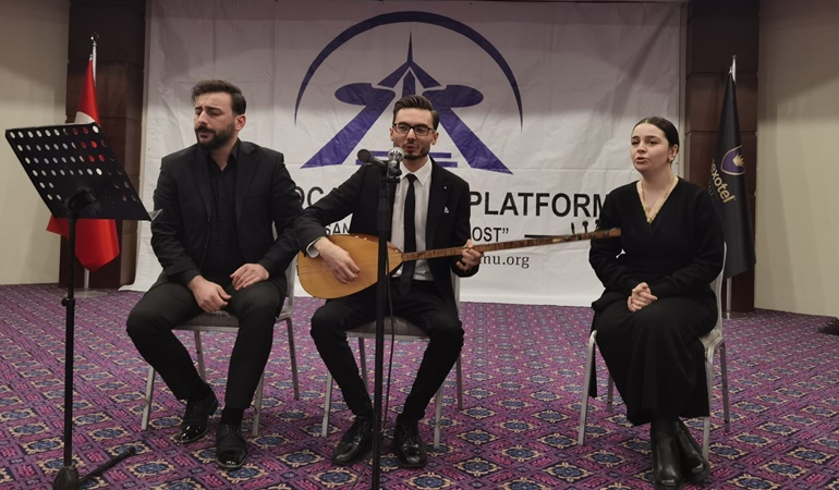 Devlet Konservatuarı öğrencisi Kaçar, Akça Koca Platformu’nda bağlama çaldı