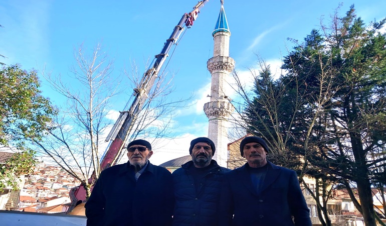 Devrilecek gibi duran Elmalık Camii’nin minare külahı yenilendi