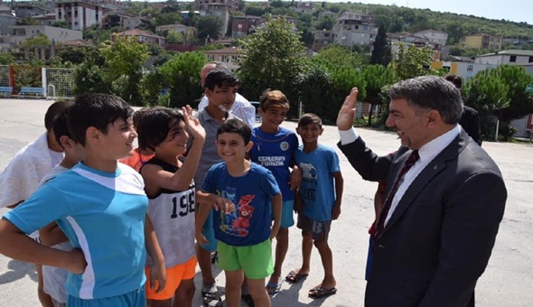 Dilovalı çocukların havuz keyfi