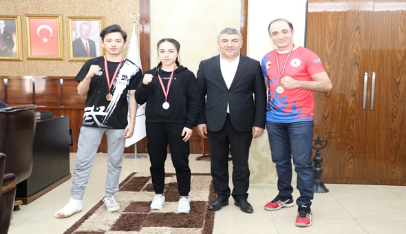 Dilovalı yıldızlar madalyaya doymuyor