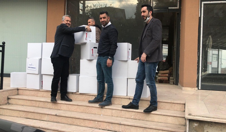 Dilovası Ağrılılar Derneği’nden Ramazan kolisi ve pide yardımı 