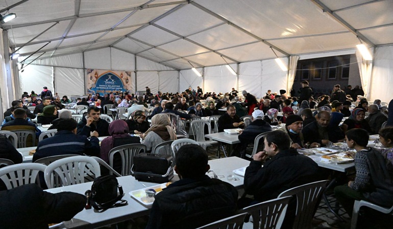 Dilovası Belediyesi Ramazan’da da depremzedelerin yanında