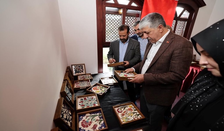 Dilovası Demirciler Konağı’nda el emeği göz nuru eserler görücüye çıktı