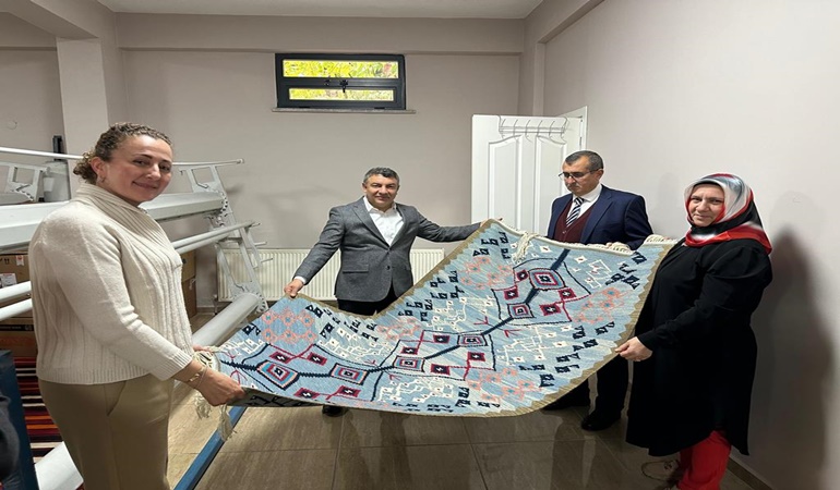 Dilovası Kadın Kooperatifi’nde ilk halı tezgahtan indi