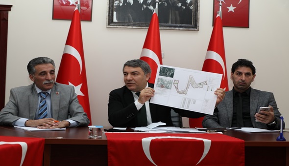 Dilovası Meclis salonu Türk bayrakları ile donatıldı