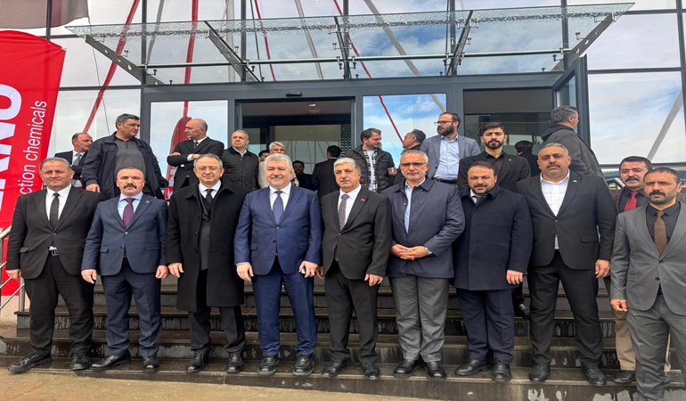 Dilovası’na gelen bakanı AKP ve MHP’liler karşıladı