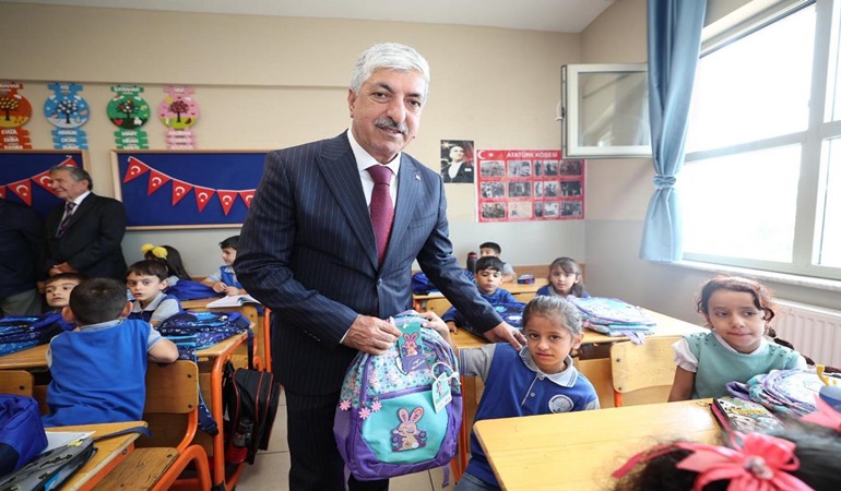 Dilovası’nda 1’inci sınıf öğrencilerine çanta ve kırtasiye desteği